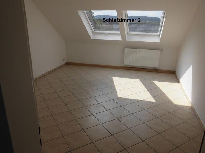 Ampio appartamento di 4 locali con balcone e garage - investimento – Schlafzimmer 2