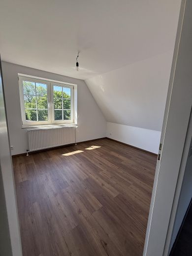 Traumhafter Erstbezug im DG! Sanierte Dachgeschoss-Oase mit Feldblick & Stellplatz – Schlafzimmer