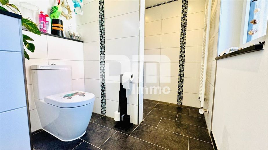 Teilsaniertes  EFH in zentraler Lage mit 2 Garagen – OG Badezimmer / Dusche ebenerdig