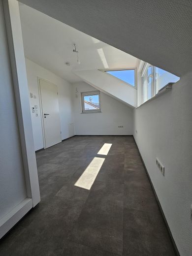 Großzügige Maisonette im Architektenhaus mit Kamin, Balkon & Albblick – ideal für 1–2 Personen – Zimmer 1 (2. OG)