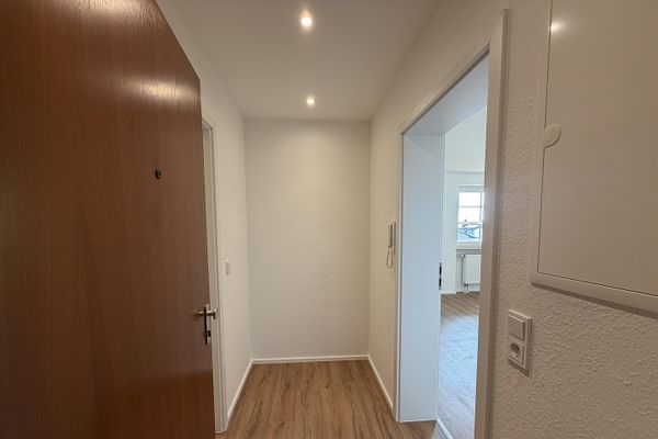 Wiesbaden-Medenbach'ta iki balkonlu yenilenmiş 2 odalı daire