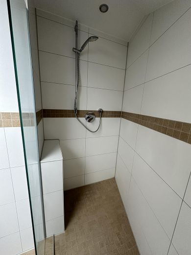 Bright 2-room attic apartment with fitted kitchen in a central location – Badezimmer
