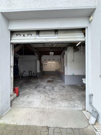 1–2 Familienhaus mit ca.300 m² Wfl.auf großzügigem 1.050-m²-Grundstück–ideal für Wohnen und Arbeiten – Garage/Halle/Werkstatt