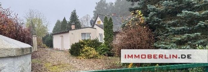 IMMOBERLIN.DE - Angenehmes Baugrundstück mit Bungalow in Südausrichtung & Harmonielage