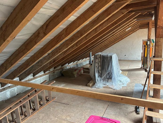 Casa unifamiliare ben tenuta con grande potenziale e terreno edificabile aggiuntivo a 54570 Neroth – Dachboden
