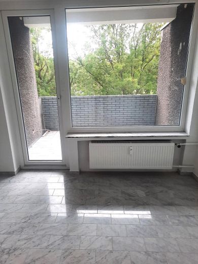 freshly renovated apartment with balcony in well-maintained 6-family/semi-detached house in Dortmund-Sölde – Zugang Balkon vom Wohnzimmer