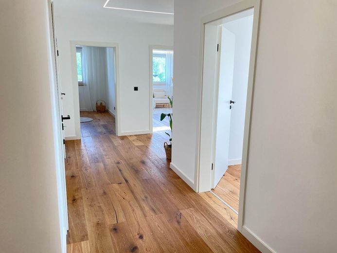 FIRST OCCUPANCY: Renovated dream home with 9th floor long-distance view & balcony - move in & feel at home – Flur