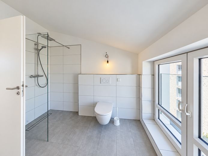 Appartamento molto luminoso, dalla disposizione moderna, con balcone (un tocco di Skywalk), garage incluso – Bad