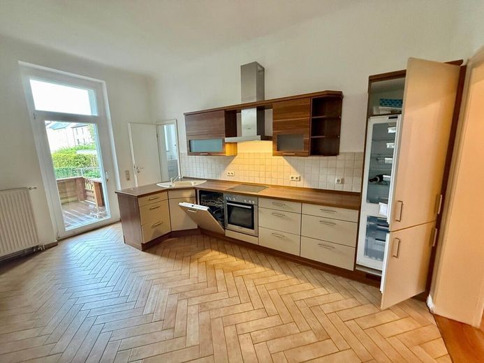 HORN IMMOBILIEN++ Neubrandenburg, charmante 3-Raum ETW im EG mit großer Terrasse, EBK und großem Bad – Einbauküche