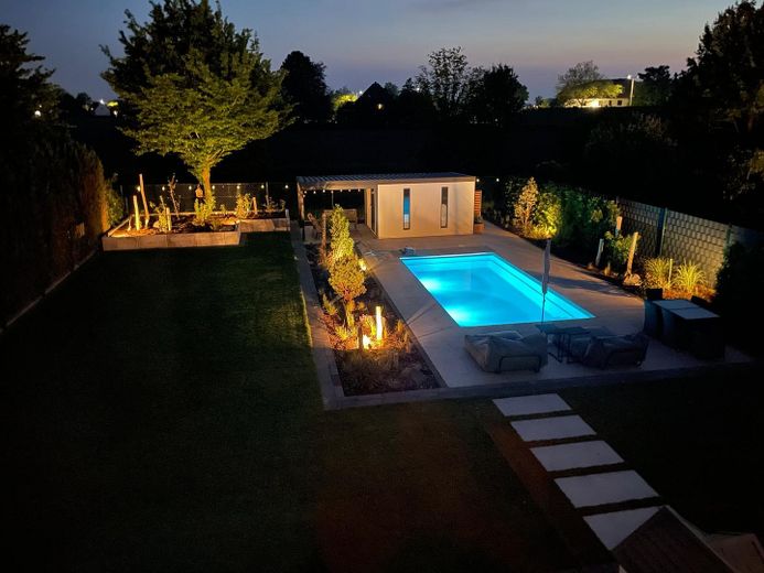 فيلا حديثة البناء مع مسبح وتجهيزات فاخرة – Gartenansicht Abends