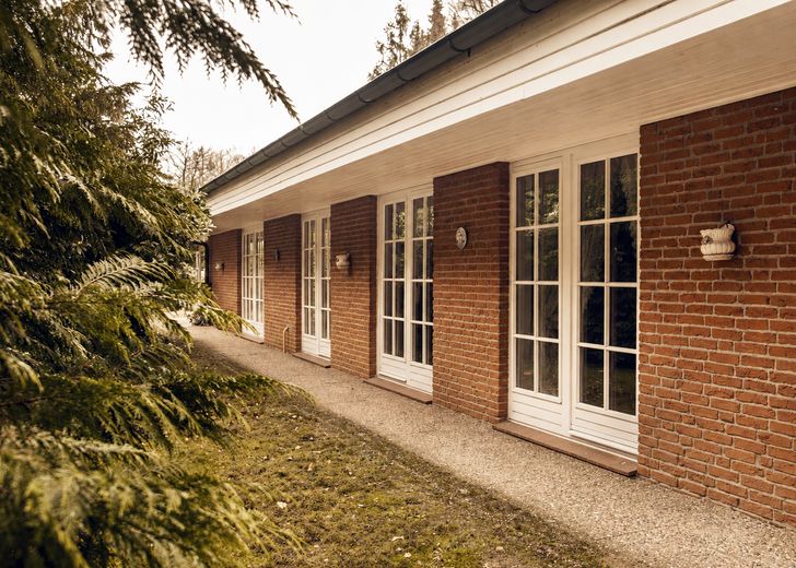 Freistehendes Walmdachbungalow – 213 m² Wohnfläche, großes Grundstück & viel Privatsphäre – Außenansicht