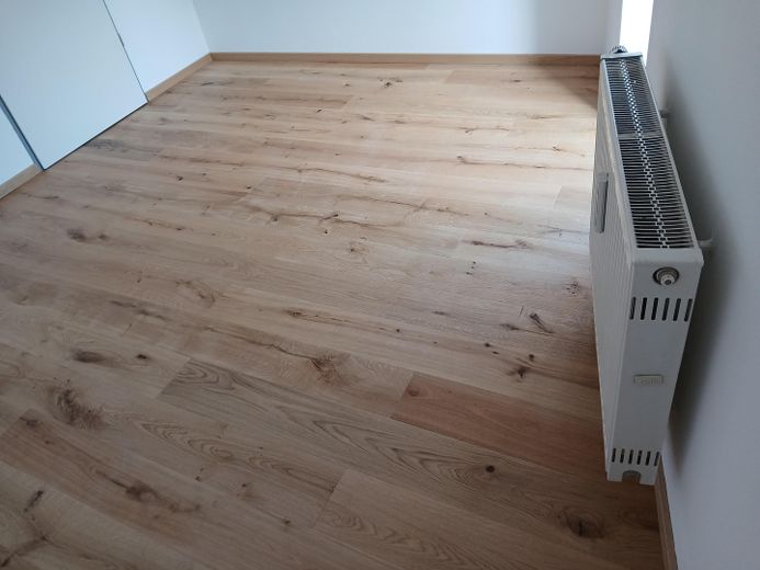 Affascinante bilocale con balcone e posto auto in autorimessa interrata — Regensburg-Galgenberg – Schlafzimmer, Parkett