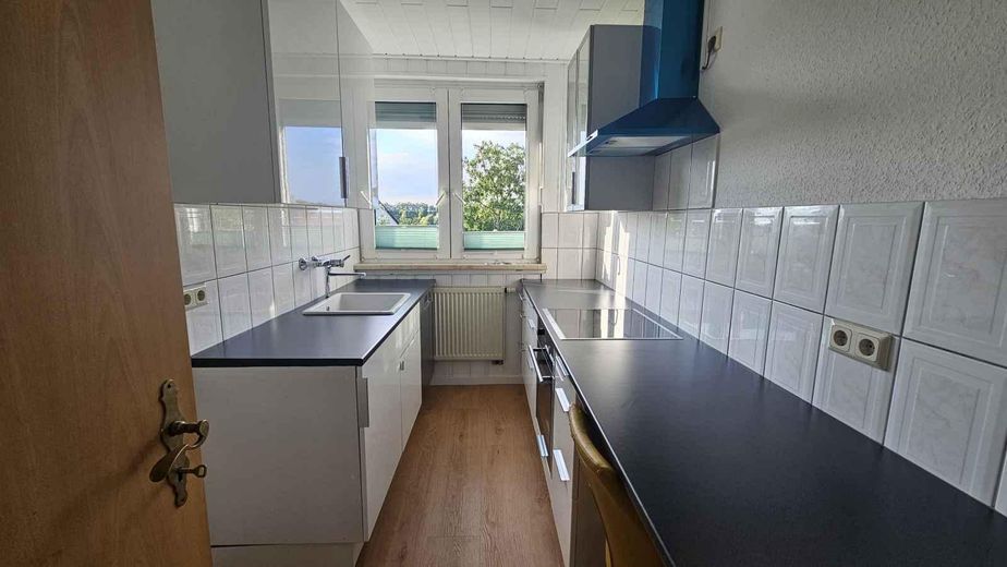 Appartement rénové de 3 pièces avec cuisine intégrée + cheminée – éligible à l’allocation logement, libre immédiatement – Küche mit Einbauküche