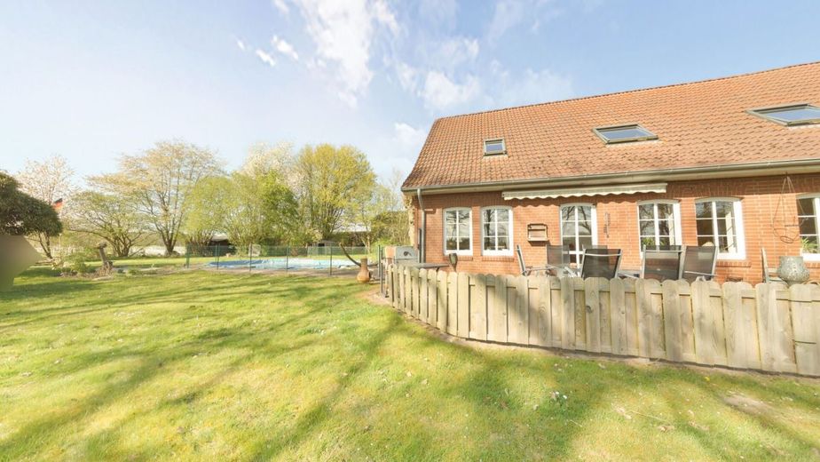 Resthof in echter Alleinlage: Modernisiert | 29.000 m² | 
Einliegerwohnung | Pferdehaltung | Pool – Garten