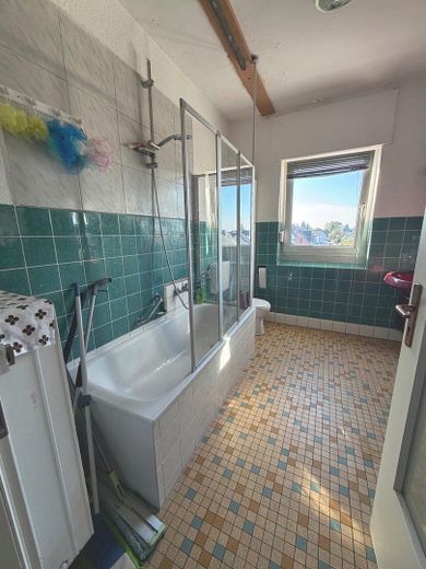 Nach WEG aufgeteiltes MFH, 4 Wohneinheiten, 2 vermietet, 1 frisch renoviert – 2.OG - Badezimmer