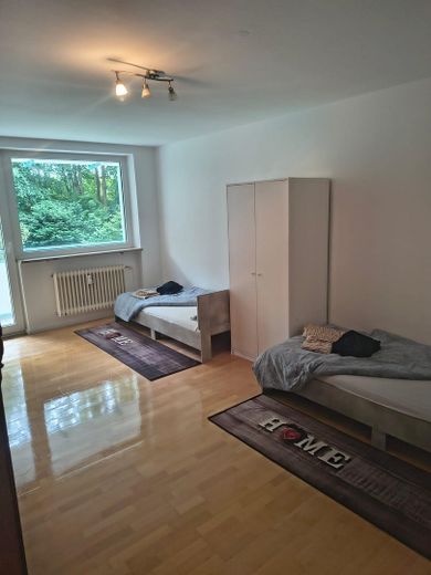 3-Zimmer-Wohnung (ca. 80 m²) mit Balkon- Ideal für WG oder Einzelmieter – Zimmer 1