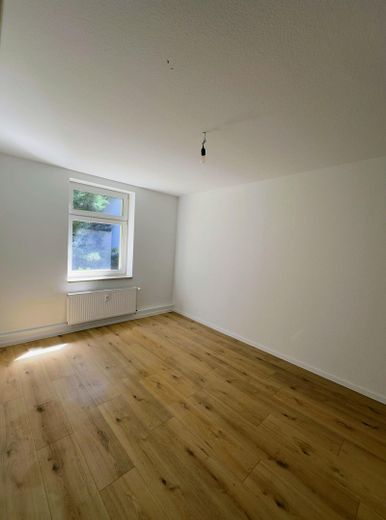 Frisch sanierte 2-Zimmer-Wohnung mit neuer Einbauküche & Tageslichtbad in Stadtfeld-Ost – Schlafzimmer – Blick Fenster