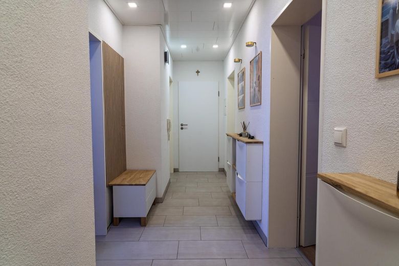 Einziehen und wohlfühlen: komplett sanierte 3-Zimmer-Wohnung mit Balkon und Garage – Flur