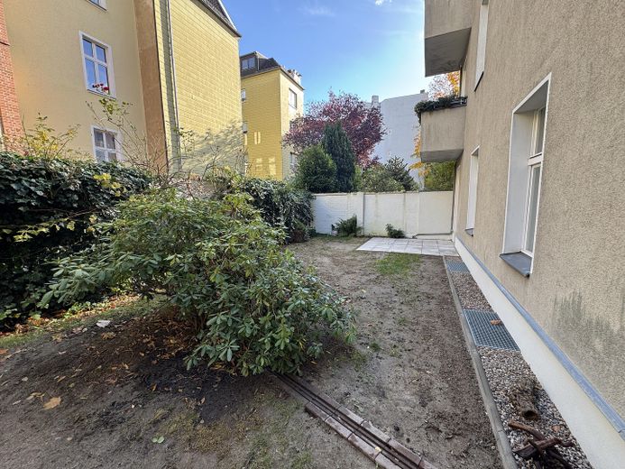 Ruhige 2-Zimmer-Altbauwohnung mit neuer Terrasse und grünem Innenhof – Garten