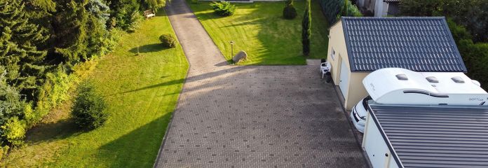 Your private southern retreat near Leipzig: Town villa on 3,283 m² with conservatory & hot tub – no commission