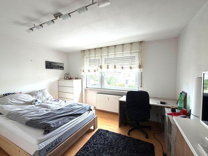 Placement financier avec perspectives – 2 logements loués + parking souterrain | 135 m² | 17.640 € de loyer annuel hors charges – 1-Zi.WHG Wohn-Schlafbereich