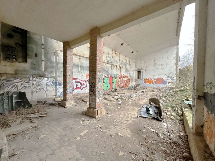 Provisionsfreier Denkmal Bunker mit Südausrichtung Erschlossen &amp; Ideal für visionäre Gewerbeprojekte – Sued Innenansicht