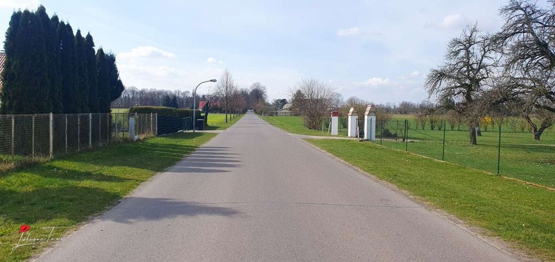 Freizeitgrundstück mit Bestandsbungalow in ländlicher Lage nahe Berlin – Straße