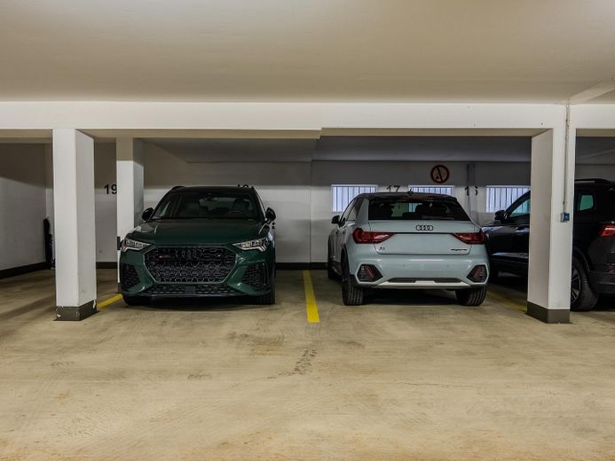 Mieszkanie na parterze z dużym ogrodem, słonecznym tarasem i dwoma miejscami parkingowymi w garażu podziemnym – Tiefgaragenstellplätze