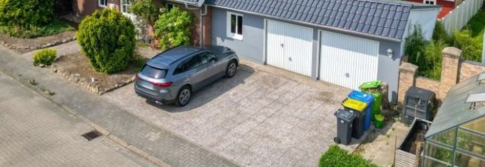 IMMOBERLIN.DE - Adrettes Haus mit Südwestgarten & Doppelgarage in ländlicher Lage