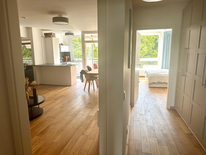 Zentrale & kernsanierte 3-Zimmer-Wohnung mit Loggia und Blick ins Grüne (befristet) – Flur