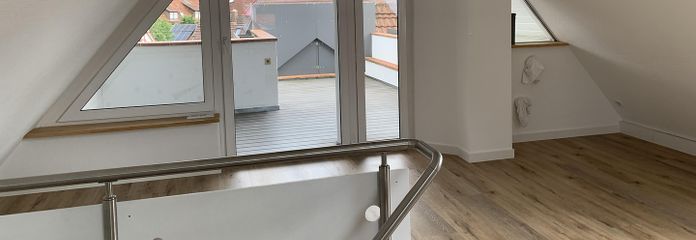 Großzügige 4-Zimmer-Maisonette mit Dachterrasse, Kamin und Albtraufblick – zur Dachterasse