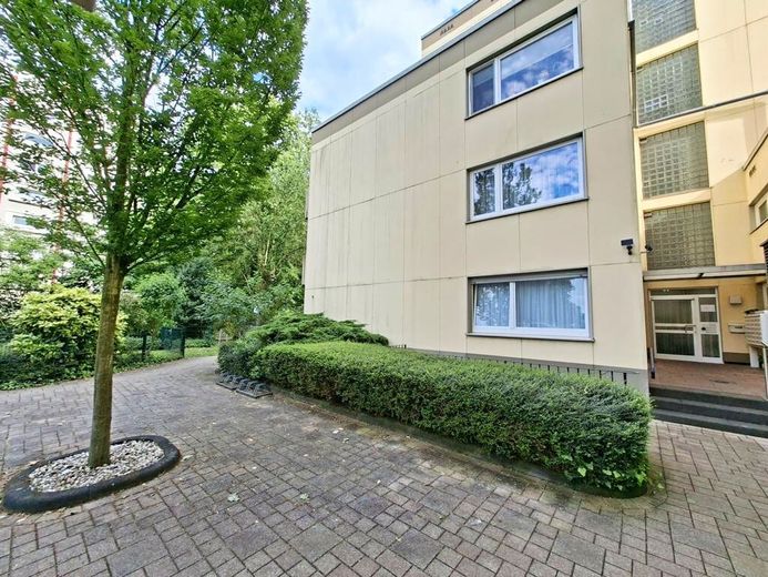 CITYHOUSE: Gepflegte 2 Zimmer Wohnung mit großem Balkon, Keller und TG Stellplatz in zentraler Lage – Vorderaufnahme