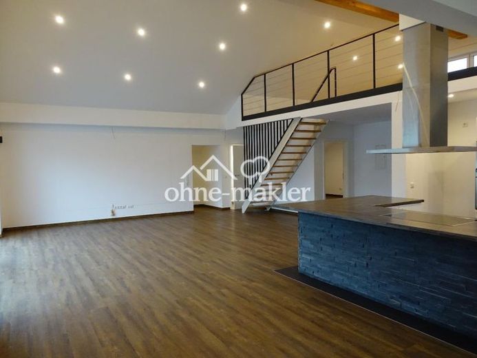 Wohnen wie im Penthouse: Galerie, Kamin und riesiger Wohnbereich – Foto 1