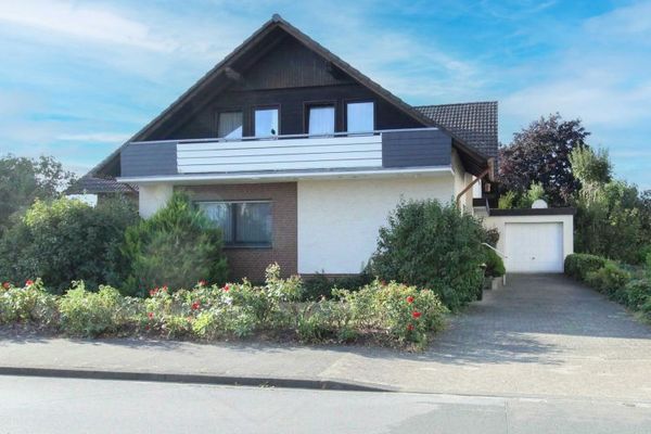 Nuovo prezzo! Spaziosa casa unifamiliare in posizione centrale a Rietberg e interessante potenziale di ampliamento