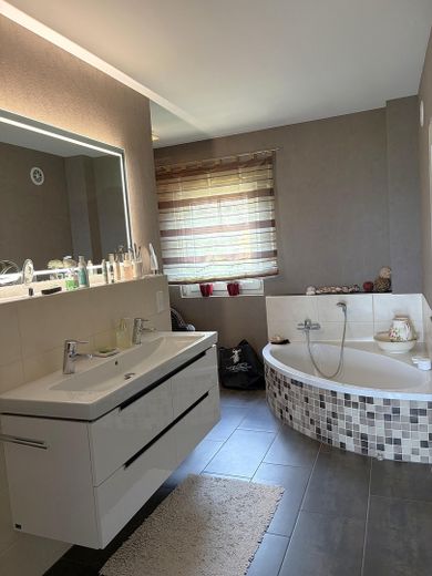 Panoramablick inklusive - Ihr neues Zuhause mit Weitblick – Wannen- und Duschbad