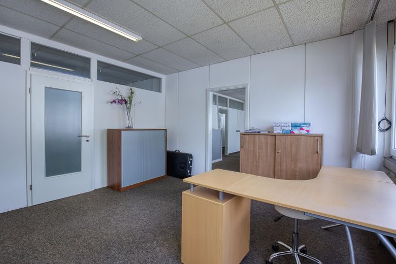 Flexible Büro- und Schulungsfläche mit 225 m² und 4 Stellplätzen in Reutlingen-Sondelfingen – Helles Einzelbüro