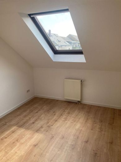Kompakte DG 3-Zimmer mit neuem Laminat u. Wanne in Zentrumsnähe!
Stellplatz mgl. – Kinderzimmer