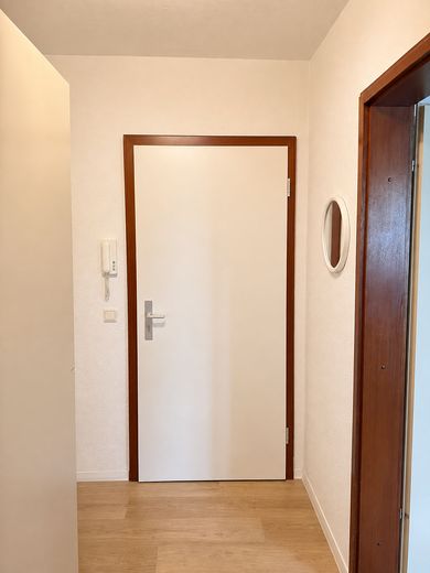 Helle 1-Zi. Wohnung mit großem Balkon gut vermietet und attraktiv gelegen in Großburgwedel – Eingang