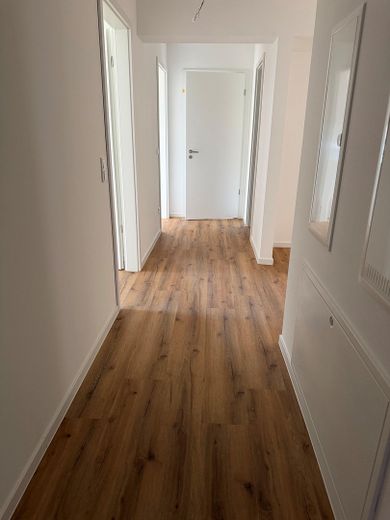 Komfortwohnen im Neubau mit Aufzug, Tiefgarage und Kühlung – Flur 2