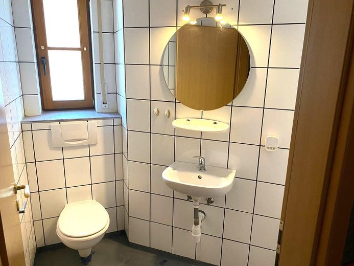 Freistehendes Einfamilienhaus mit Einliegerwohnung und Garage in ruhiger Lage (Sackgasse) von Brakel – Gäste-WC Hauptwohnung EG