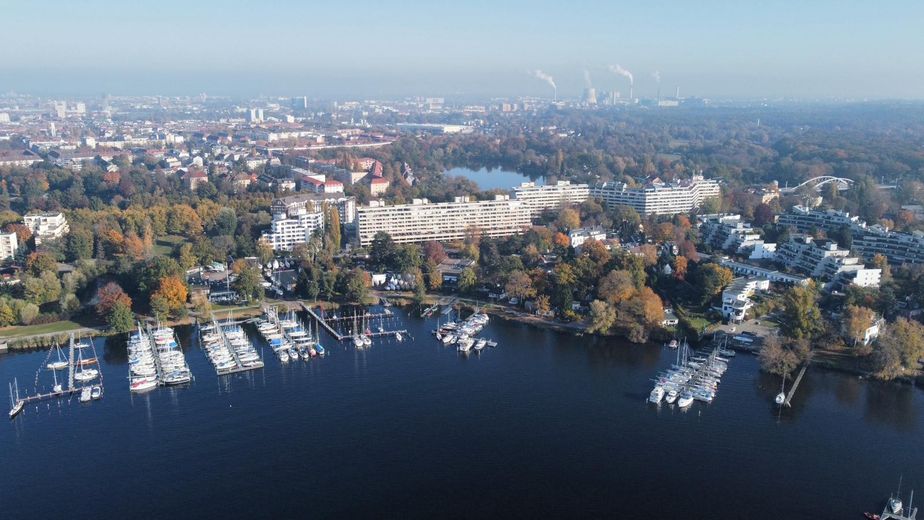 Scharfe Lanke, direkter Wasserblick, Südbalkon im Erstbezug – Foto 1