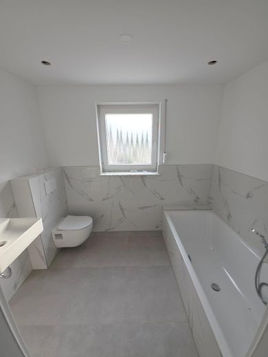 Hochwertig saniertes Reihenendhaus in attraktiver Lage von Bad Friedrichshall – Badezimmer OG