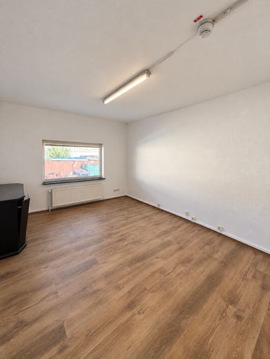 ¡Sin comisión! Nave de almacenamiento de 725 m² incl. oficina en Barsbüttel – Büroraum Nr. 2 OG