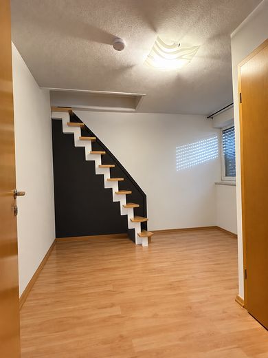 Ampio appartamento di 4 locali in affitto a Meerbusch-Lank-Latum – Zimmer mit Aufgang 