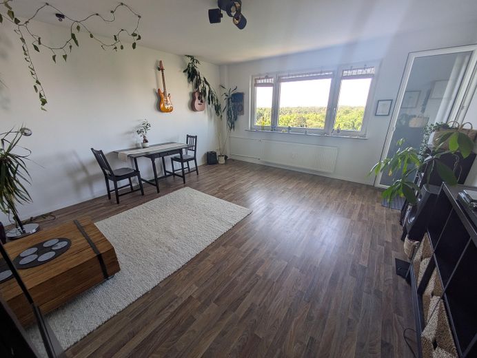 sanierte 3-Zimmerwohnung mit sonnigem Balkon & Stellplatzmöglichkeit☀️ – helles Wohnzimmer mit Balkon
