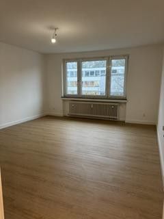 Helle 3 Zimmerwohnung in Hannover Ahlem frisch renoviert mit Einbauküche und KFZ Stellplatz – Wohnzimmer
