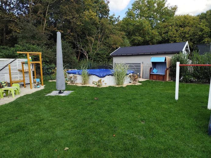 Charmantes Einfamilienhaus in ruhiger 2. Reihe – Sandkiste und Pool