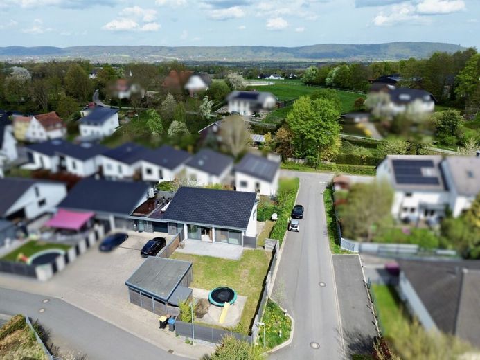 Architekten-Einfamilienhaus der Extraklasse - Wohnen auf gehobenem Niveau – Südansicht Vogelperspektive