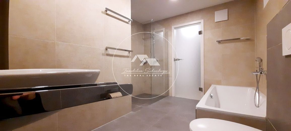 Stilvolle 3-Zi.-Wohnung (EG) mit Innenhof, EBK &amp; Fußbodenheizung - kernsaniert 2022 – Bad mit Wanne und Dusche