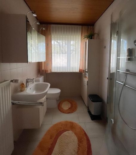 Dwurodzinny dom: zadbany, blisko centrum, gotowy do zamieszkania – Badezimmer Erdgeschoss